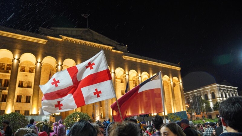 В Тбилиси протестующие остались на ночь у здания парламента