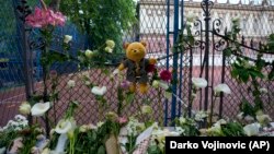 Masakr u OŠ "Vladislav Ribnikar" dogodio se 3. maja, kada je maloletni K.K. ubio devet vršnjaka i školskog čuvara. Građani su danima nakon masovnog ubistva ostavljali cveće, sveće i igračke ispred škole. (fotografija 4. maj 2023)