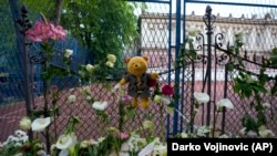 Масакрот во Основното училиште „Владислав Рибникар“ се случи на 3 мај, кога малолетниот К.К. убил девет врсници и еден училишен чувар. Граѓаните со денови по масовното убиство оставаа цвеќиња, свеќи и играчки пред училиштето. (Фотографијата е направена на 4 мај, 2023 година). 