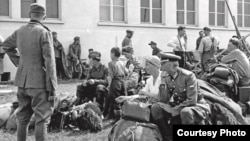 Чемоданное ожидание. На переднем плане - подполковник Николай Кондырев с супругой. Руггель, 9 мая 1945. (Госуд. архив Лихтенштейна)