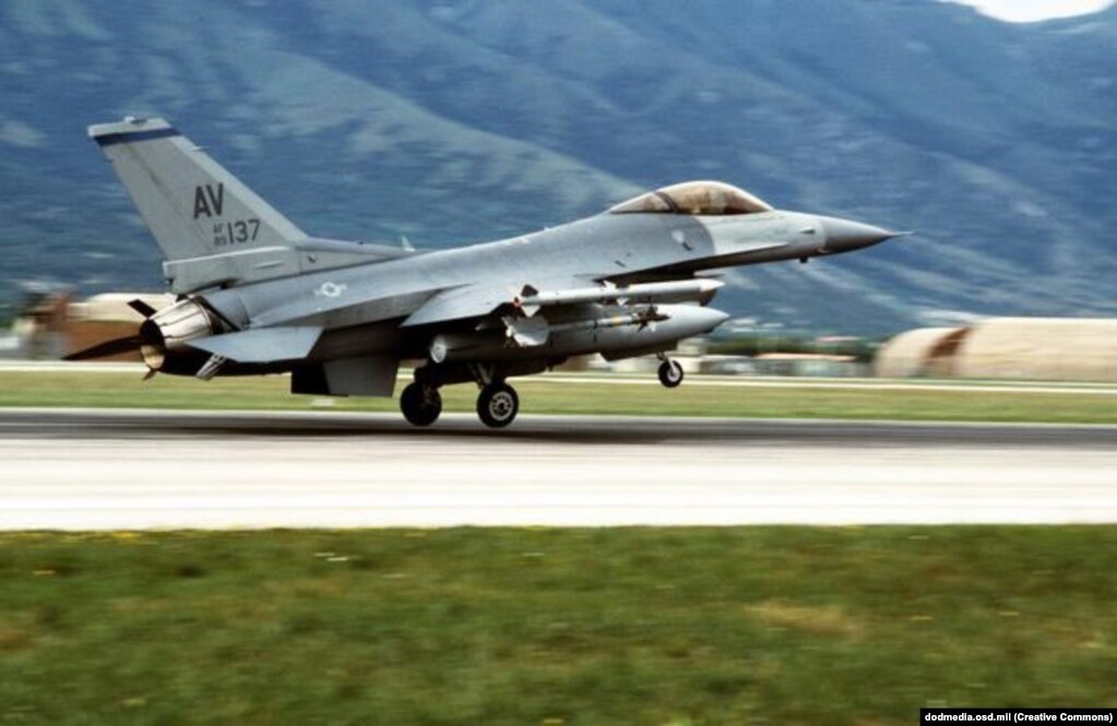 Një F-16 që goditi tre nga katër avionët serbë që u rrëzuan mbi Bosnje. Të shtënat e para në luftime nga NATO-ja ndodhën në shkurt të vitit 1994 kur luftëtarët amerikanë rrëzuan katër avionë luftarakë serbë që bombarduan një fabrikë boshnjake gjatë konfliktit që po përshkallëzohej në të gjithë ish-Jugosllavinë.