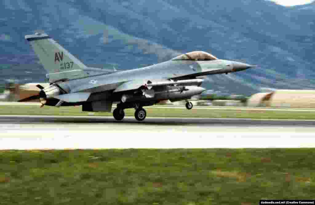 Një F-16 që goditi tre nga katër avionët serbë që u rrëzuan mbi Bosnje. Të shtënat e para në luftime nga NATO-ja ndodhën në shkurt të vitit 1994 kur luftëtarët amerikanë rrëzuan katër avionë luftarakë serbë që bombarduan një fabrikë boshnjake gjatë konfliktit që po përshkallëzohej në të gjithë ish-Jugosllavinë.