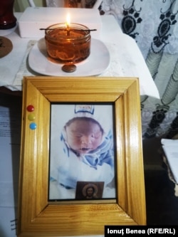 Părinții lui Vasile țin în continuare o fotografie cu fiul lor care a murit în urmă cu opt ani. Fotografie primită de la familia Haidamac pe 28 februarie 2024.