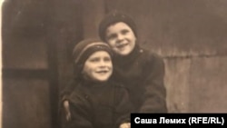 Люда Веселова с братом Женей перед войной