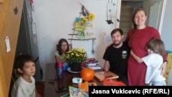 Aljinina i Konstantinova porodica boravi u Sutomoru, u stanu koji im je solidarno ustupio ukrajinski vlasnik.