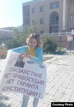 Журналист Олеся Вертинская пикетирует перед областным судом. Атырау, 7 июня 2023 года