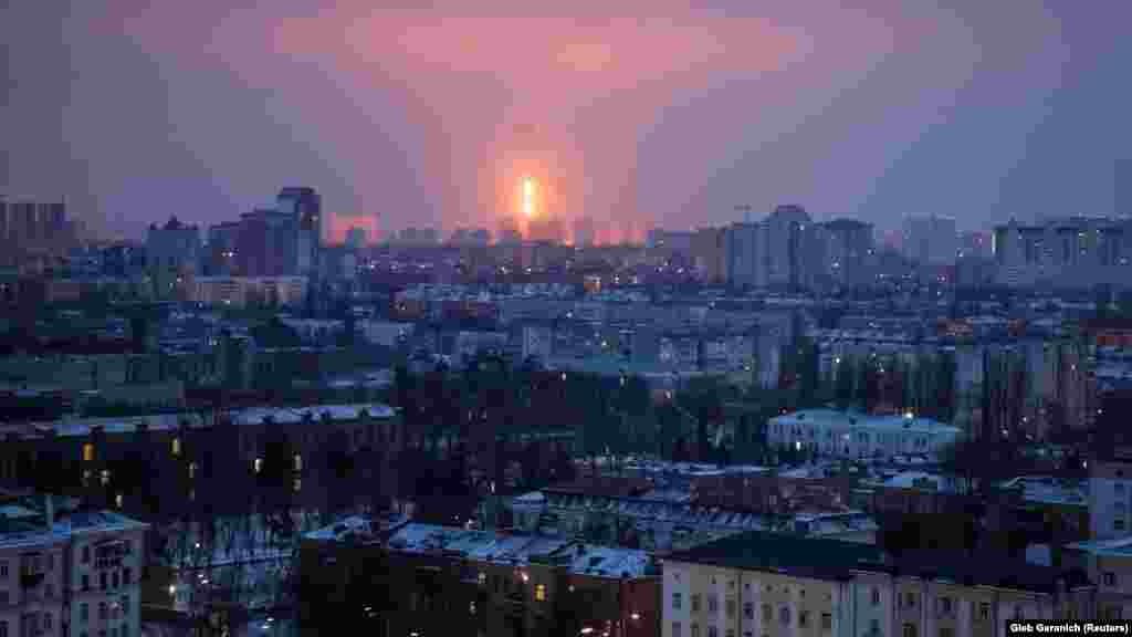 Január 23-án kora reggel orosz rakéták vették célba az ukrán Kijev (a képen) és Harkiv városát. A támadásban legalább hat ember vesztette életét