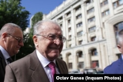 Ion Iliescu în 2018, la intrarea de la Parchetul Înaltei Curți de Casație și Justiție, unde a fost citat în dosarul Revoluției, în care este inculpat pentru infracțiuni împotriva umanității. Dosarul, tergiversat de zeci de ani, este în prezent la Curtea de Apel București.