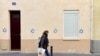 Жінка проходить повз будівлю, на якій намальовані зірки Давида, у Парижі, Франція, 31 жовтня 2023 року