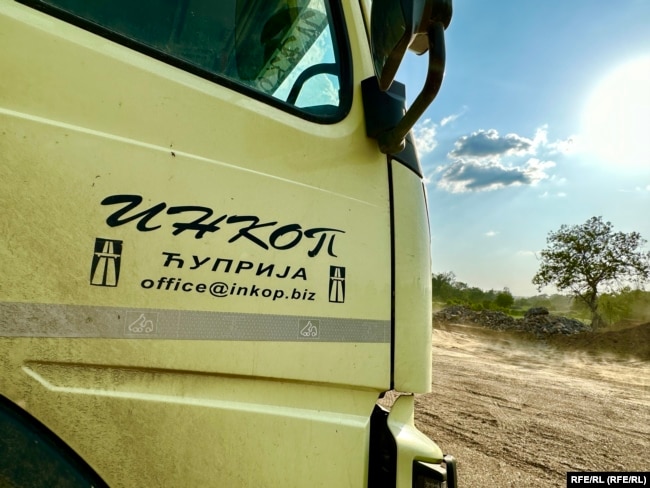 Kamion me logon e kompanisë "Inkop" në pronësi të Milan Radoiçiqit dhe Zvonko Veselinoviqit, 20 maj 2023.