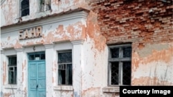 Закрытая и заброшенная общественная баня в селе Лычково.