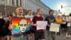 În imagine, manifestanți care se opun amendamentului de lege care interzice „propaganda” LGBT în școli, la o acțiune de protest în Sofia, marți 6 august.