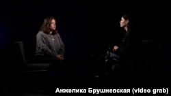 Интервью с Александрой Барковой (слева), двоюродной сестрой Богдана Зизы. Скриншот с видео