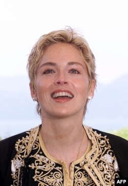  Шарън Стоун театралничи за фотографи на фотосесия за кино лентата „ The Mighty “, 21 май 1998 година 