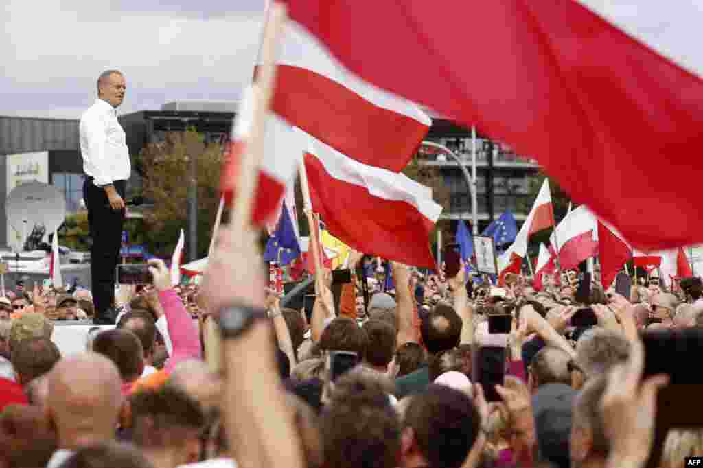Nyolcévnyi konzervatív uralom után a centrista ellenzékre szavazott a lengyelek többsége október 15-én.&nbsp;A részvétel 74 százalékos volt, magasabb, mint bármikor a rendszerváltás óta eltelt 34 évben, az 1989-es 63 százaléknál is magasabb.&nbsp;Donald Tusk egykori miniszterelnök, az Európai Tanács volt elnöke lett a kormányfő. A fotó egy október 1-jei kampányon készült