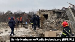 د اوکراین پر یو کلي د توغندیو تر برید وروسته مرستندویه کسان د خلکو ژغورلو هڅه کوي ـ د جنورې اوومې انځور.