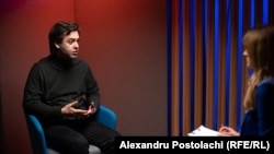 Nicu Popescu, ministru al Afacerilor Externe și Integrării Europene în 2019, apoi în perioada august 2021 - ianuarie 2024, actualmente emisar special al președintei Maia Sandu. Imagine din 17 martie 2023, în timpul unui interviu la biroul Europei Libere din Chișinău