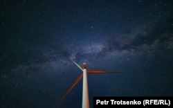 Ветряная электростанция под звездным небом. Алматинская область, 12 августа 2023 года.