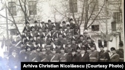 Bunicul lui Christian Nicolăescu, cu fular alb si joben, profesor la Școala de război (actuala Academie Militară) prin 1930.