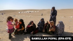 تعدادی از زنان کودکان مناطق زلزله زده در ولایت هرات 