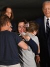 Alsu se reunește cu familia la baza militară Andrews din SUA, unde a fost întâmpinată și de președintele american Joe Biden cu vicepreședinta Kamala Harris, după eliberarea din 1 august. 