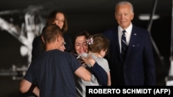 Alsu se reunește cu familia la baza militară Andrews din SUA, unde a fost întâmpinată și de președintele american Joe Biden cu vicepreședinta Kamala Harris, după eliberarea din 1 august. 