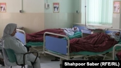 تصویر آرشیف: دو تن از زنانی که در ولایت هرات دست به خودکشی زده بودند و بعدا در شفاخانه بستر شدند