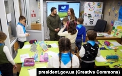 Президент України Володимир Зеленський прийшов у клас «метрошколи» на станції Харківського метрополітену «Університет». Харків, 30 листопада 2023 року