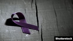 Иллюстрация. Аялдарга карата зомбулукка жол берилгис экенин билдирген лента.