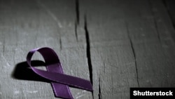 Аялдарга карата зомбулукка каршы белги. Иллюстрация.