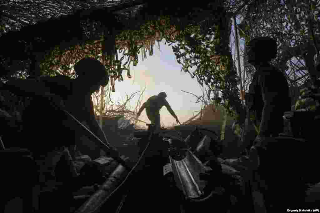  Ukrainian soldiers of the 148th Separate Artillery Brigade prepare a M777 howitzer to fire toward Russian positions at the front line in the Donetsk region. &nbsp; 