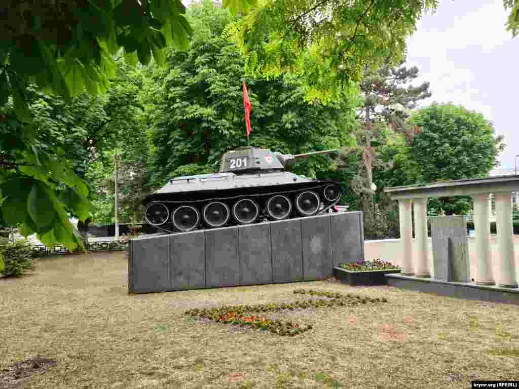 Символ російської військової агресії &laquo;Z&raquo; із квітів біля танка-пам&#39;ятника