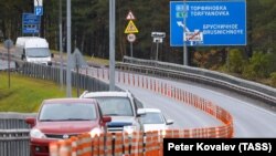 Vozila pored graničnog prijelaza Torfjanovka na rusko-finskoj granici, fotografija iz 2022. godine