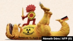 A német atomerőműveket, az atomkorszakot szimbolizáló dinoszauruszt legyőző figura pajzsán az évtizedek óta használt jelmondat: „Atomenergia? Nem, köszönöm!”