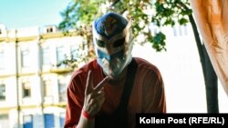  Фен с маска по време на кеч събитие в Киев. 