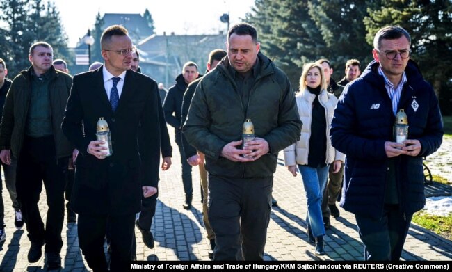 Міністр закордонних справ Угорщини Петер Сійярто (перший ліворуч), керівник офісу президента України Андрій Єрмак та міністр закордонних справ Дмитро Кулеба під час вшанування пам’яті загиблих українських воїнів. Ужгород, 29 січня 2024 року