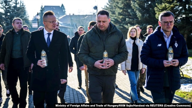 Справа наліво: міністр закордонних справ України Дмитро Кулеба, керівник Офісу президента України Андрій Єрмак і міністр закордонних справ Угорщини Петер Сійярто під час вшанування пам’яті загиблих українських воїнів у війні з Росією. Ужгород, 29 січня 2024 року