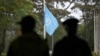 Флаг ООН, приспущенный в знак траура по сотрудникам ООН, погибшим во время войны между Израилем и ХАМАСом (отделение ООН в Найроби)