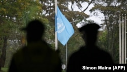 Флаг ООН, приспущенный в знак траура по сотрудникам ООН, погибшим во время войны между Израилем и ХАМАСом (отделение ООН в Найроби)