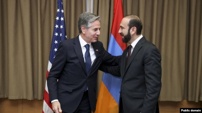 Macedonia del Norte - El secretario de Estado de Estados Unidos, Antony Blinken, y el ministro de Asuntos Exteriores de Armenia, Ararat Mirzoyan, se reúnen en Skopje el 29 de noviembre de 2023.