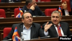 Armenia - Opposition deputy Artsvik Minasian (left) speaks during a session of the National Assembly, December 5, 2023.