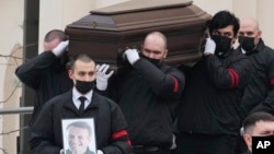 Гроб с телом Алексея Навального несут к месту захоронения на Борисовском кладбище в Москве