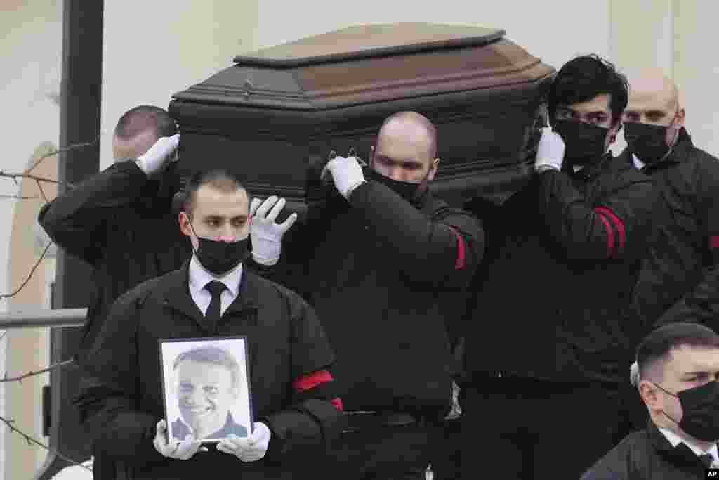 Két héttel rejtélyes halála után eltemették Alekszej Navalnijt. A családja egy hétig harcolt, hogy a halottasház kiadja az ellenzéki politikus holttestét