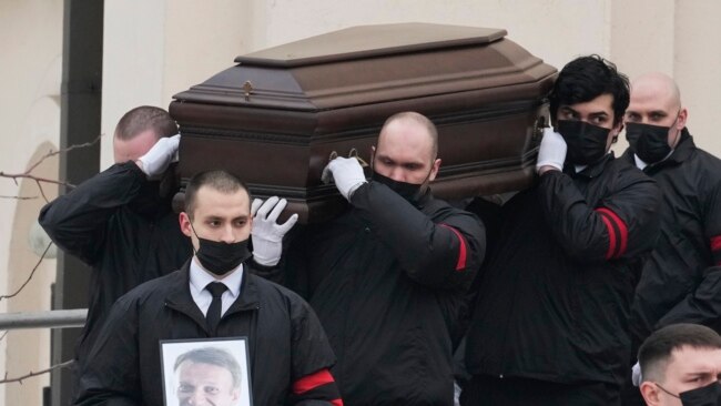 Mama lui Alexei Navalnîi, Liudmila, își ia rămas bun de la fiul său