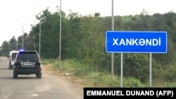 Новый указатель на въезде в Ханкенди (Степанакерт)