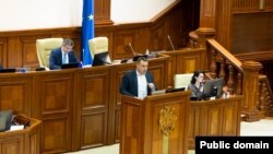 Deputatul PAS Igor Chiriac, prezentând în Parlament modificările la Codul Penal.