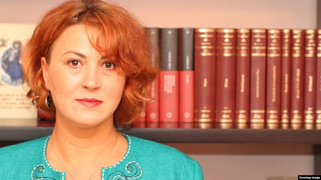 Farmacista Simona Negreș, preşedinta Colegiului Farmaciştilor din Bucureşti, spune că farmacistul trebuie să fie cel care decize cazurile în care să elibereze dozele de urgență pentru antibioticele fără prescripție medicală. 