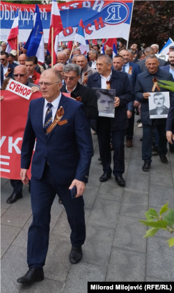 Učesnici nose Georgijevsku lentu, koja je od 2022. godine i simbol podrške Vladimiru Putinu i njegovoj vlasti u Rusiji