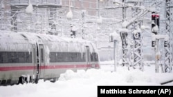 Воз стои на централната железничка станица по обилните снежни врнежи, Минхен, Германија, 2 декември 2023 година.