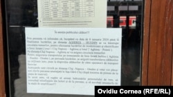 Anunţurile de înlocuire a trenurilor cu autocare sunt postate în gara Cluj pe coli A4, în diverse locuri.